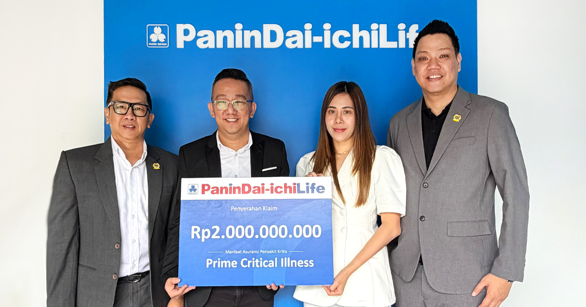 Seremoni penyerahan klaim penyakit kritis Rp2 miliar oleh Panin Dai-ichi Life kepada ahli waris nasabah di Kantor Pemasaran Medan, April 2026.